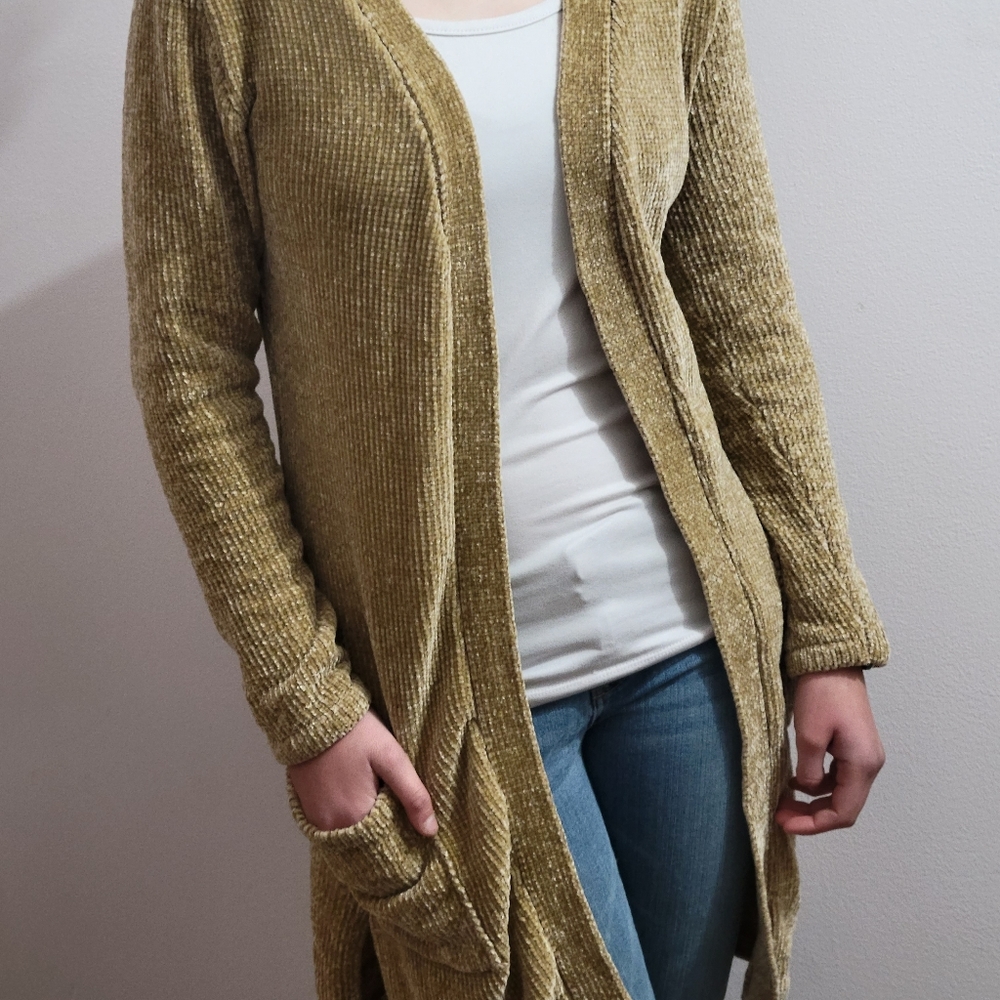 Light brown sweater/cardigan, Size medium. With pockets.